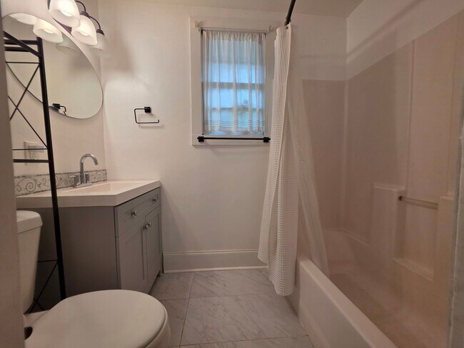 Building Photo - 1118 E 39th St