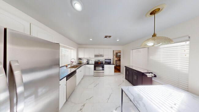 Building Photo - Spanish Trails Guard Gated Townhome!
