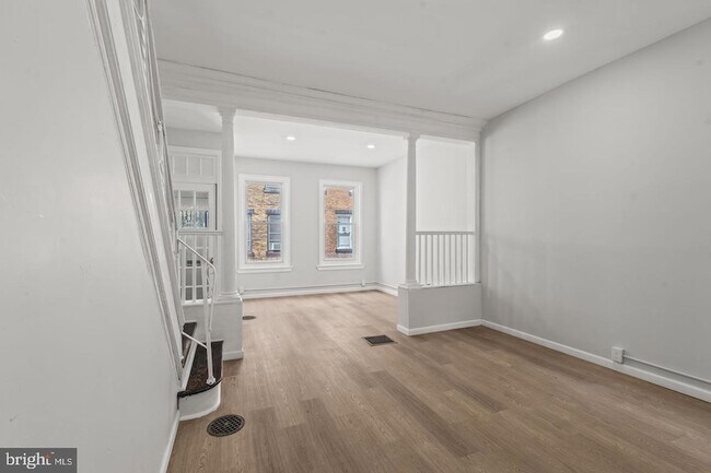 Building Photo - 2423 N Myrtlewood St