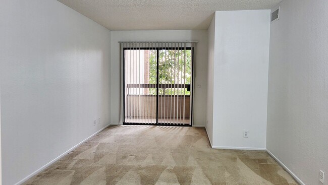 Building Photo - 2 Bedroom/ 2 Bath Condo In The Heart of Gl...
