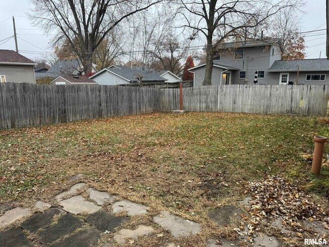 Building Photo - 1868 Kings Dr