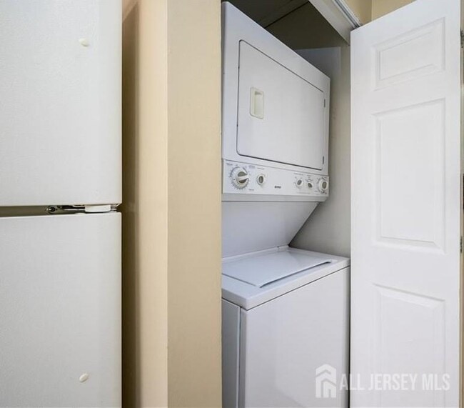 Building Photo - 90 Almond Dr