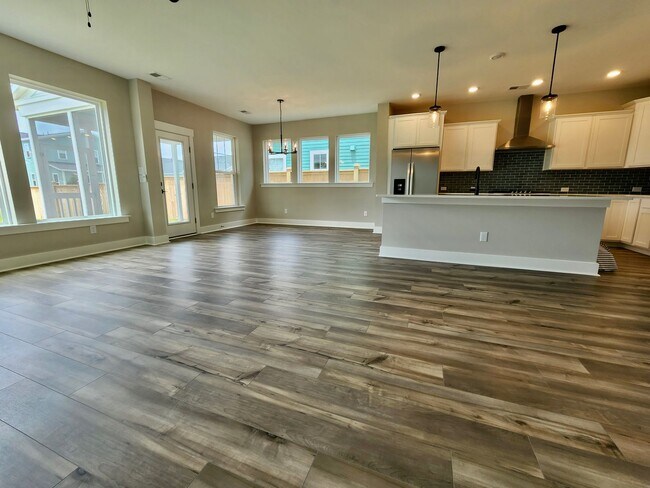 Building Photo - LIKE NEW Executive Home In Coveted Midtown...
