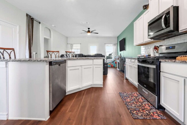 Building Photo - "Spacious 5-Bedroom Home with 3.5 Full Bat...