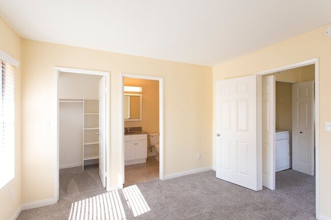 Building Photo - COMING SOON! 3BR Townhouse with Washer/Dry...