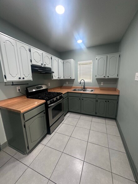 Building Photo - 3211 Savannah Ave