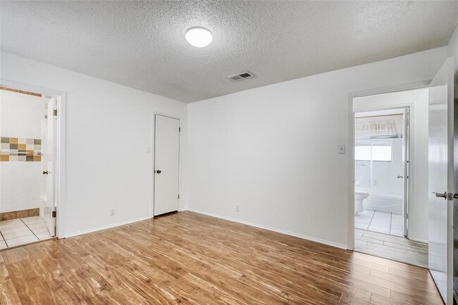 Building Photo - 6601 Skycrest Dr