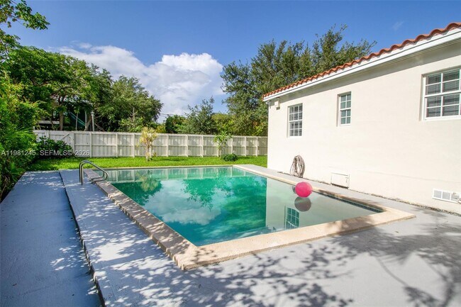 Building Photo - 2727 Calusa St