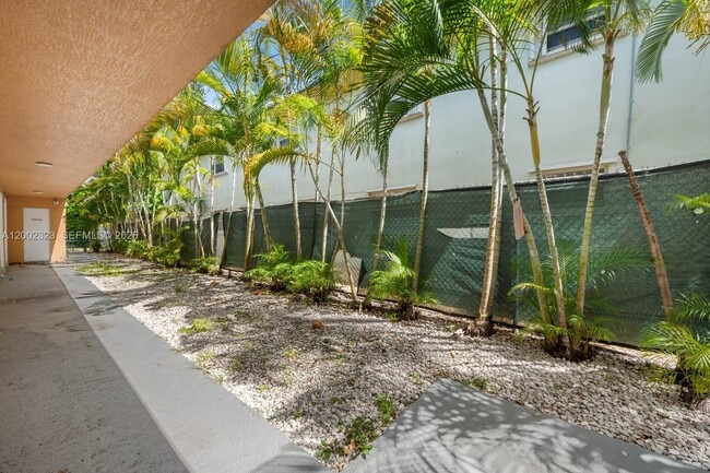 Building Photo - 608 SW 16th Ave