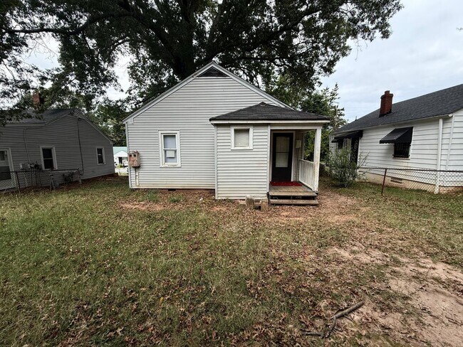 Building Photo - AVAILABLE NOW!