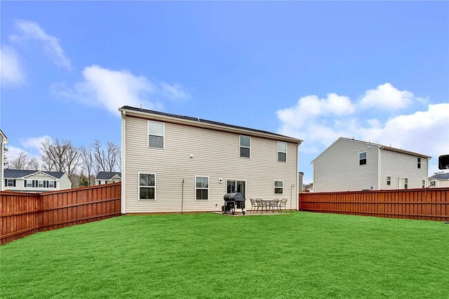 Building Photo - 5 Bedrooms 2.5 Bedrooms