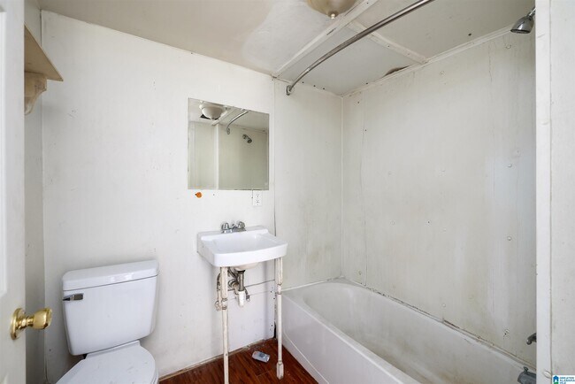 Building Photo - 1216 Waverly St