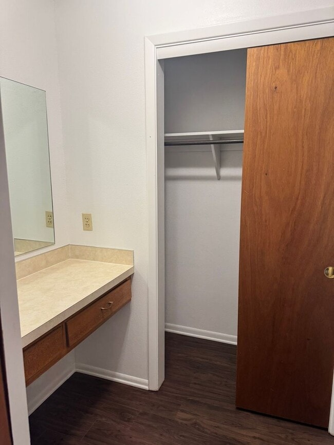 Building Photo - 306 E 18th St