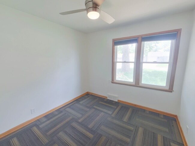 Building Photo - 3541 S Southwood Dr