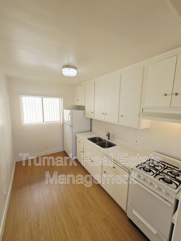 Building Photo - 345 E Tujunga Ave