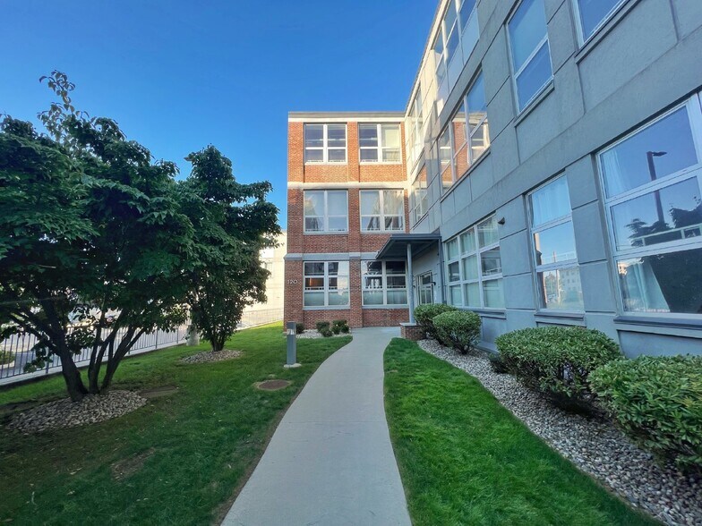 Building Photo - 105 Holmes St