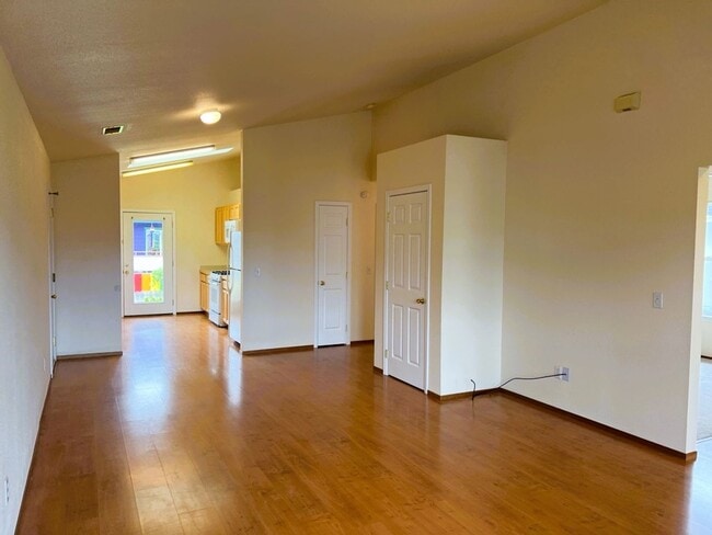 Building Photo - Spacious 3-bed 2-bath home with attached g...