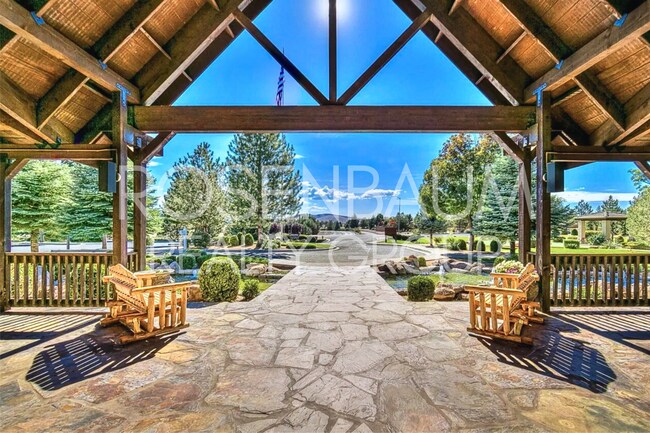 Building Photo - Gorgeous 3-bedrooms, 2-baths home in the h...