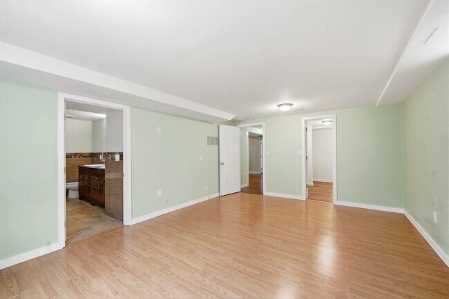 Building Photo - 5 bedroom, 3 1/2 bath, home with two master suites and 2 car garage.