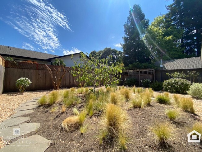Building Photo - Charming 2bd/2ba House in Downtown Sonoma!