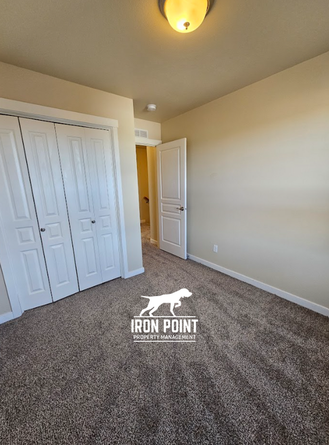 Building Photo - 3bed/2.5 bath Townhome in Boise w/2 Car Ga...