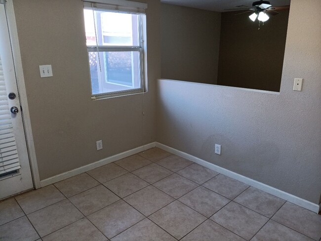 Building Photo - Beautiful 2 Bedroom 1 Bathroom Located in ...