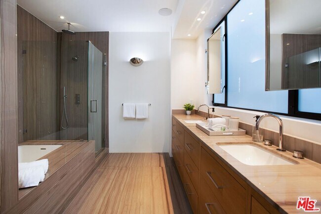 Building Photo - 508 N Sweetzer Ave