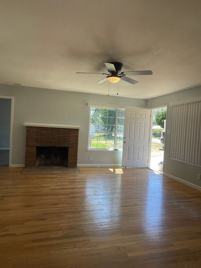 Building Photo - SPACIOUS 4 BED 2 BATH HOUSE WITH LARGE FENCED BACKYARD IN SHASTA LAKE