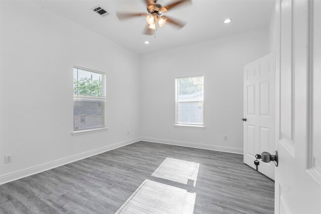 Building Photo - 4620 N Railroad Ave