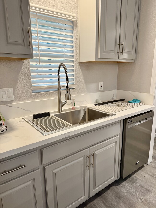 Building Photo - 972 S Hope Ave