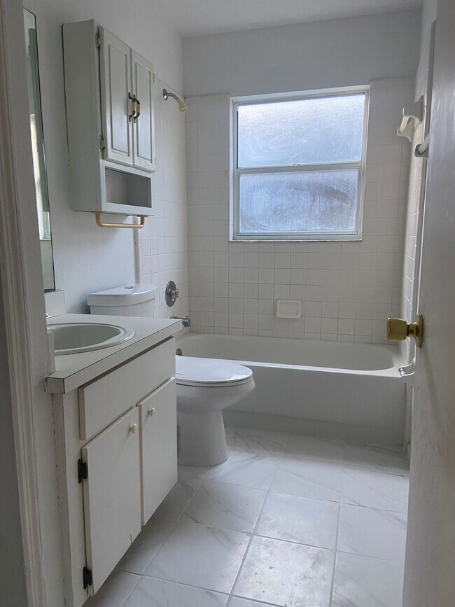 Building Photo - MOVE IN SPECIAL!! HALF A MONTH'S RENT!!lov...