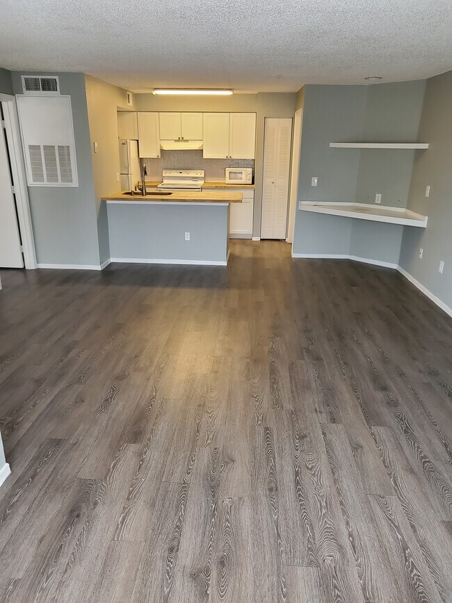 Building Photo - 4105 Tropical Isle Blvd