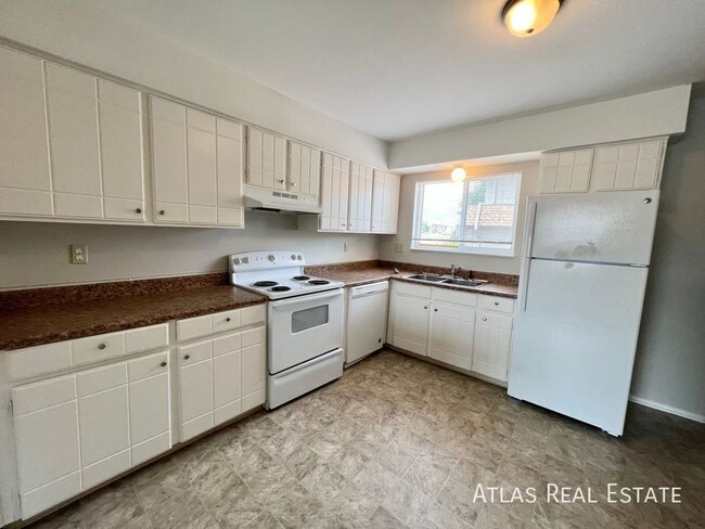 Building Photo - OPEN FLOORPLAN! THIS BEAUTIFUL AND RENOVAT...