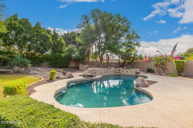 Building Photo - 1367 E Desert Flower Ln