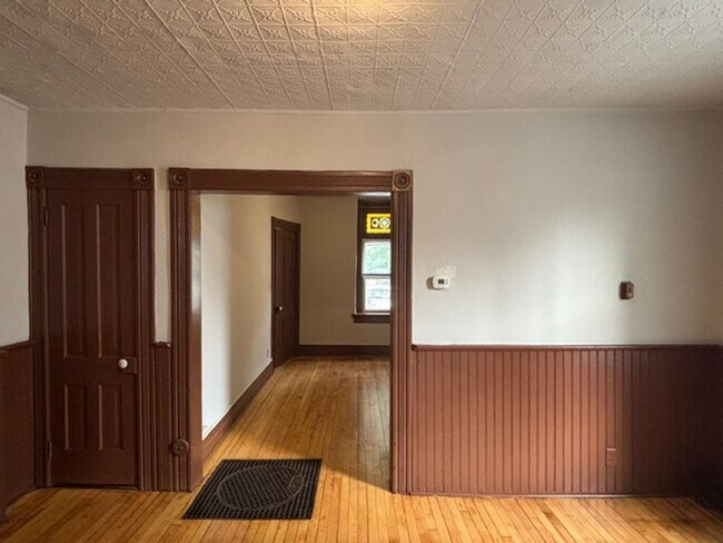 Building Photo - 375 Erie St