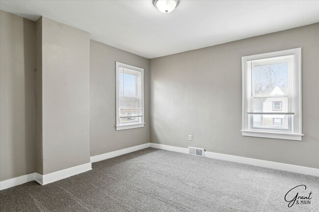 Building Photo - $1500 Large 3 bedroom home