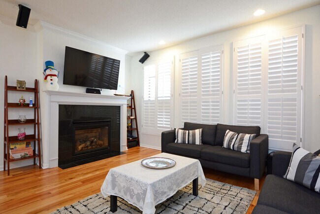 Building Photo - 2-Bed, 3-Bath Townhouse in a Great Location!