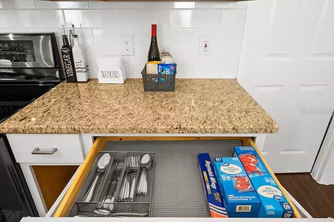 Building Photo - 3 Ryecroft Ln