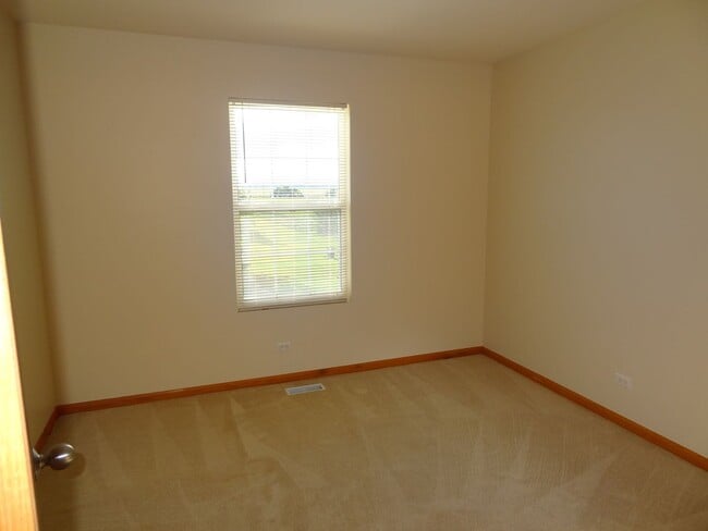 Building Photo - 3 BEDROOM, 1.1 BATH TOWNHOME IN BRISTOL BA...
