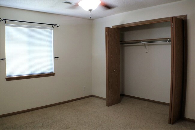 Building Photo - $1,125 | 2 Bedroom, 1 Bathroom Condo | No ...