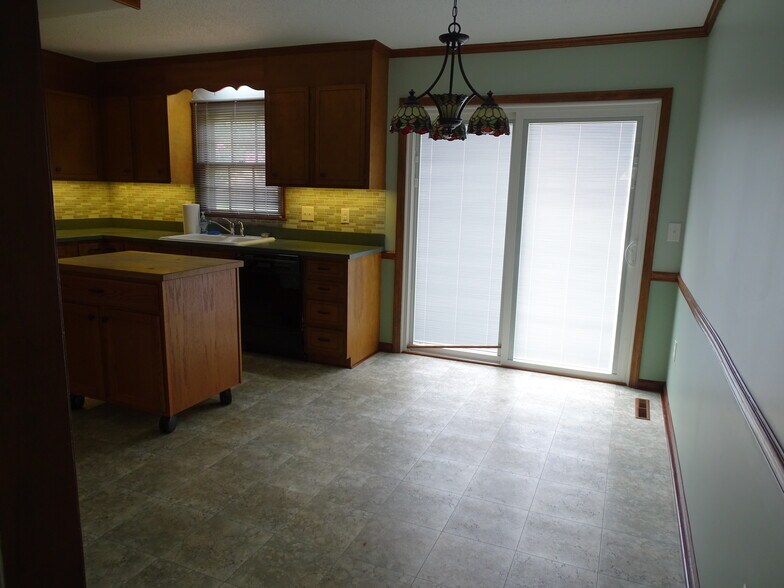 Building Photo - 5694 Claridge Dr
