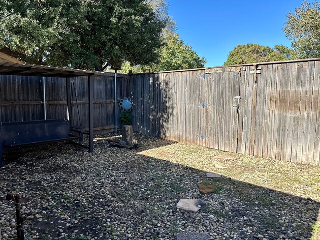 Building Photo - Adorable Townhome near Shadow Hills!