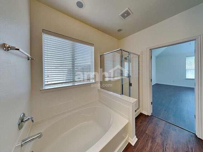 Building Photo - 313 Hawthorn Dr