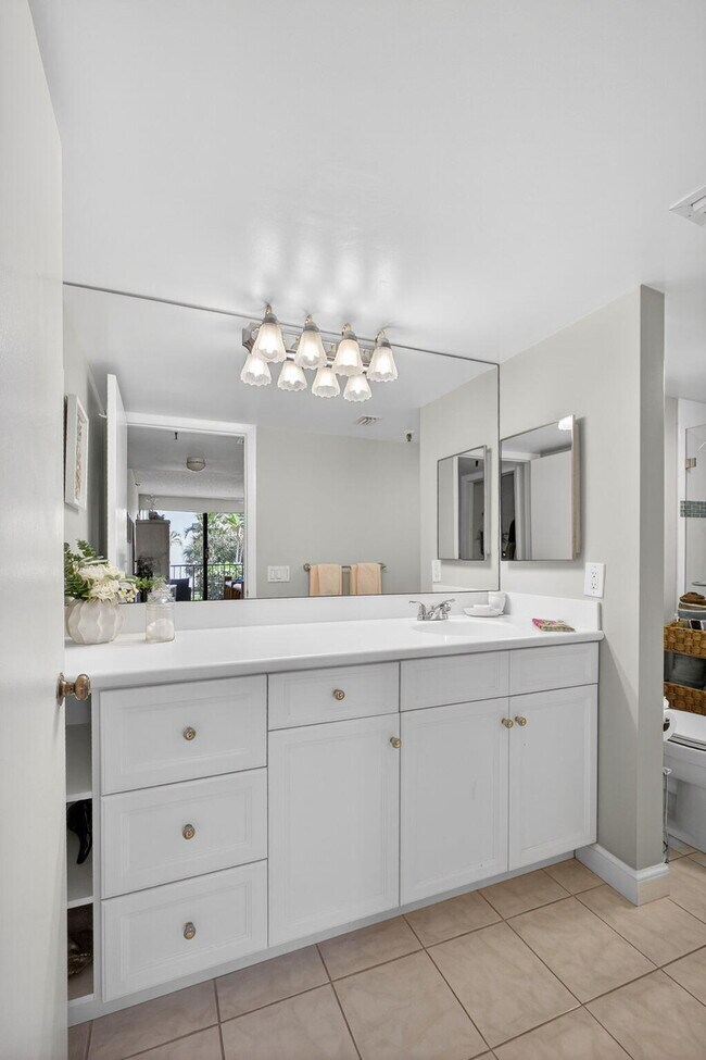 Building Photo - 1300 Jimmy Buffett Mem Hwy