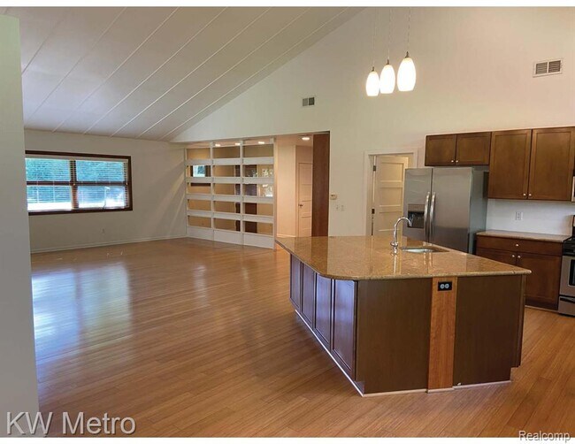 Building Photo - 561 Yorkton Ln