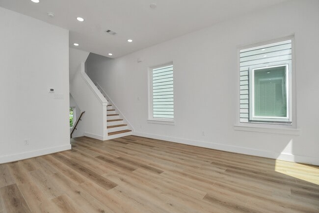 Building Photo - 3036 Live Oak St