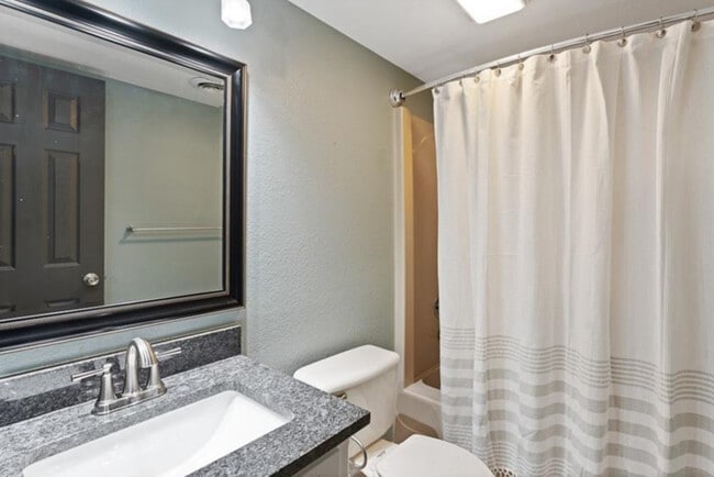 Building Photo - 2714 W Fir St