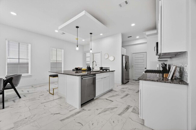 Building Photo - 2910 El Fenice Ln