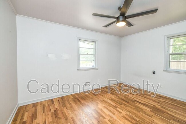 Building Photo - 9 Castlewood Dr