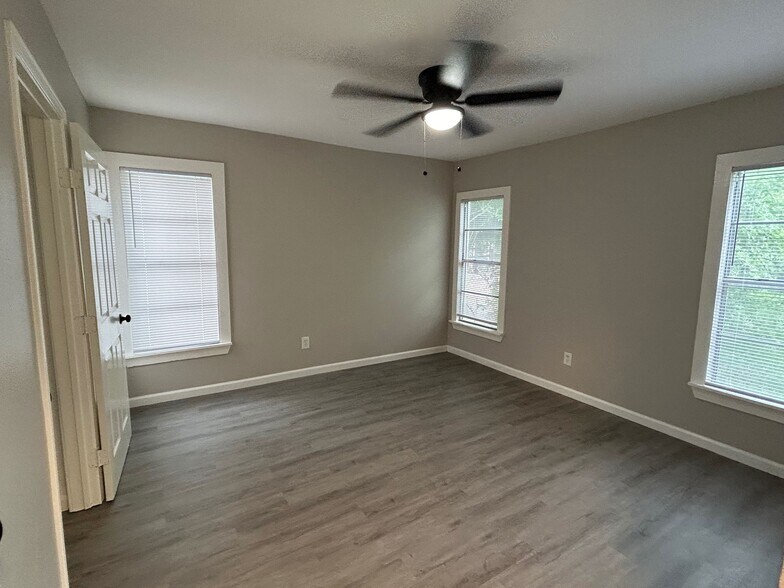 A large Master Bedroom with lots of light. - 2245 E Overton Rd